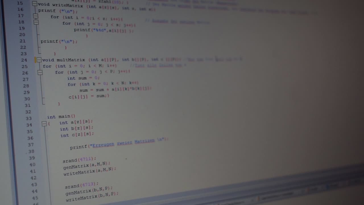 codificando un pequeño programa en un cuaderno en la oficina-1