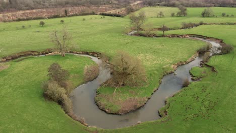 A-view-of-the-river-Arrow-running-through-Warwickshire,-England-on-a-cold-winters-day