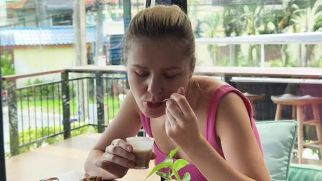 mujer disfrutando de café en una cafetería