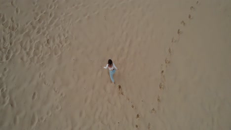 Mujer-Caminando-Por-La-Playa-De-Tarifa,-España