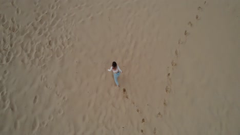 스페인 타리파 해변을 걷는 여자