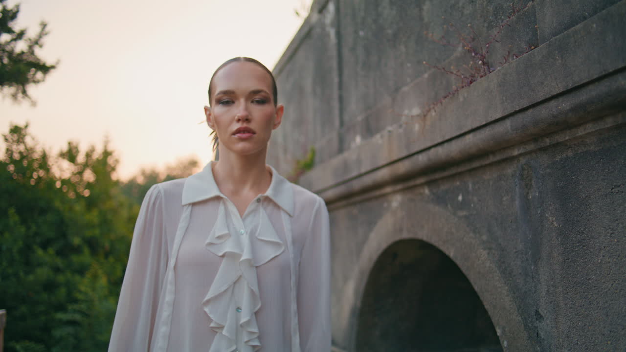 무관심한 여인이 오래된 건물에서 저녁을 고 있습니다. 성을 탐험하는 여성