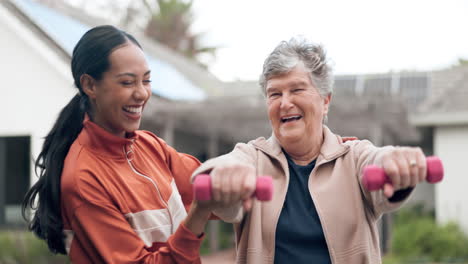 Bienestar,-Fitness-Y-Un-Entrenador-Con-Una-Mujer-Mayor