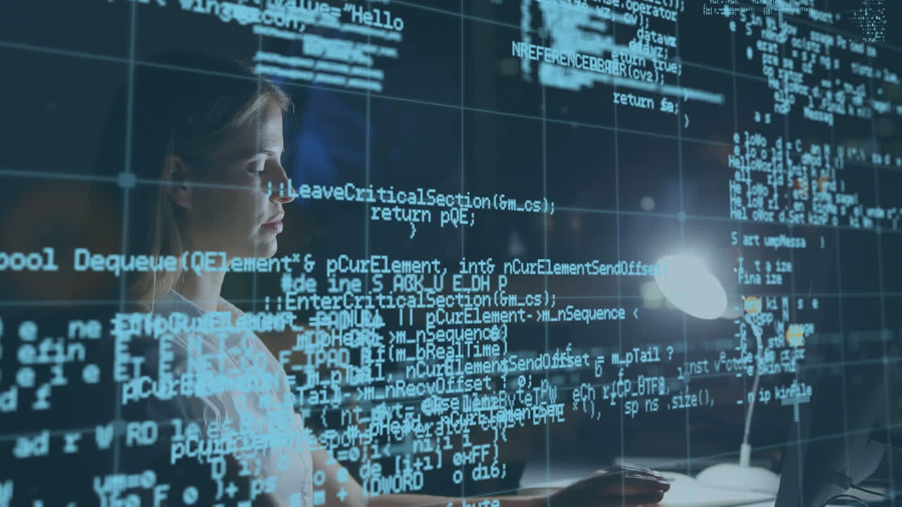 mujer usando una computadora y un hombre con una tableta en la oficina