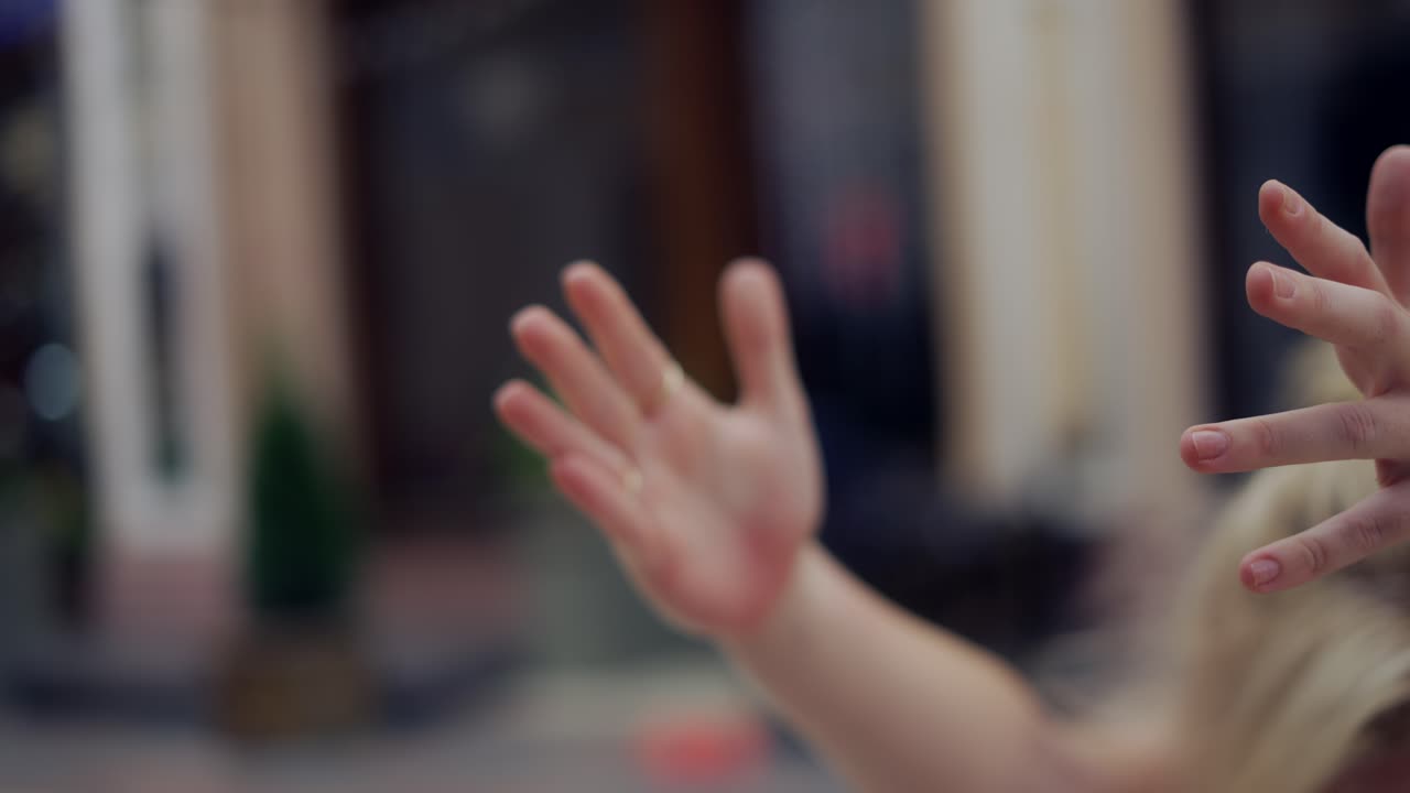 금발 요기 여성 이 야외 에서 스트레칭 아사나 를 수행 하고 있다