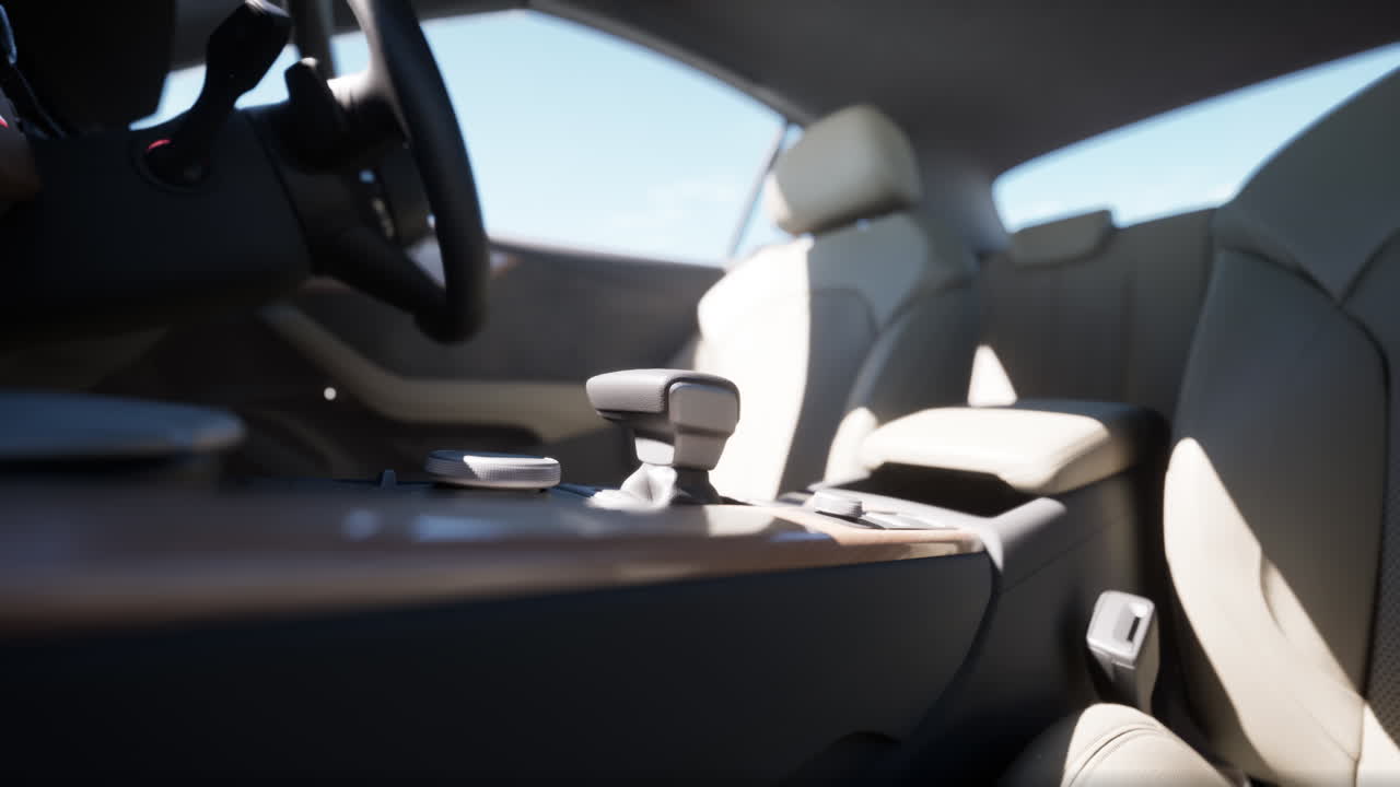 interior de automóvil de lujo: asientos de cuero beige y tablero de instrumentos moderno