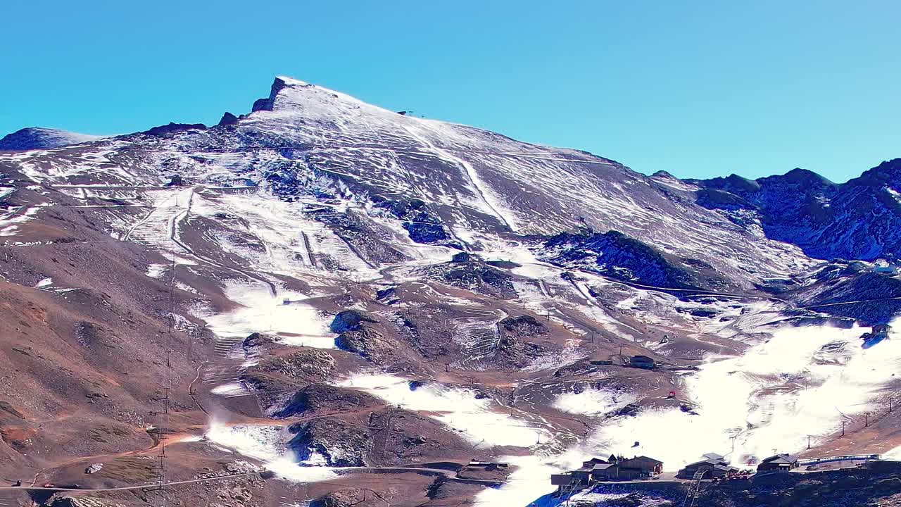 Montagne innevate a Granada, Spagna, in inverno con cielo azzurro limpido