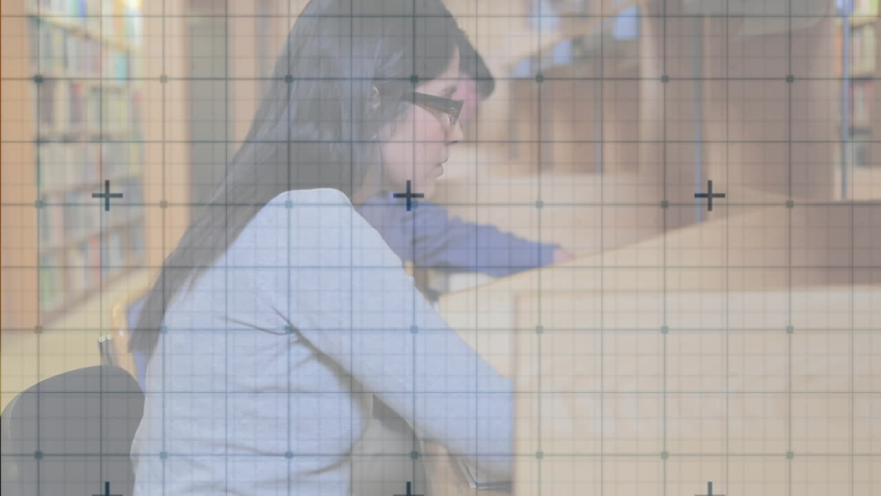 red de red contra la estudiante caucásica que estudia en la biblioteca de la universidad