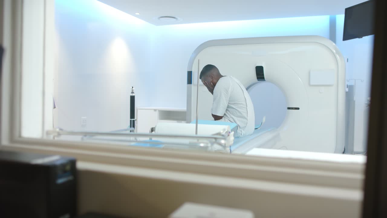 Il paziente sente il personale chiamare, è seduto sul tavolo dello scanner, si sta spostando, si sta preparando per la scansione