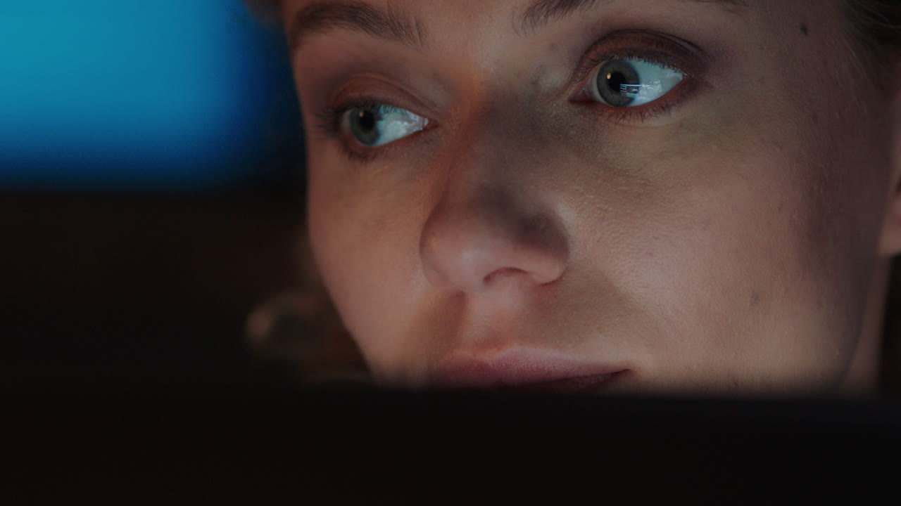 retrato de cerca de una mujer hermosa usando una tableta trabajando hasta tarde navegando por internet mirando la pantalla disfrutando de la comunicación en línea