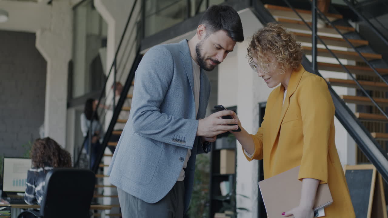 colegas de negocios discutiendo en la oficina