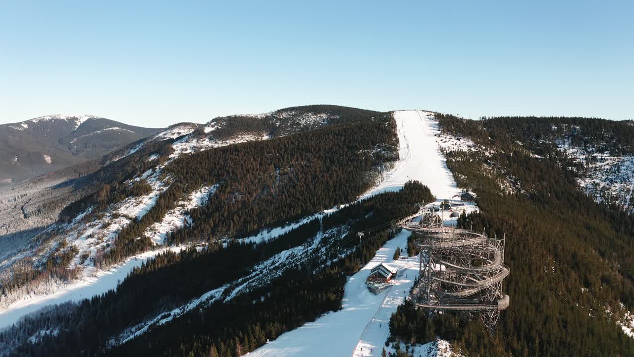 pista de esquí de descenso con esquiadores en el complejo montañoso de la república checa desde un dron