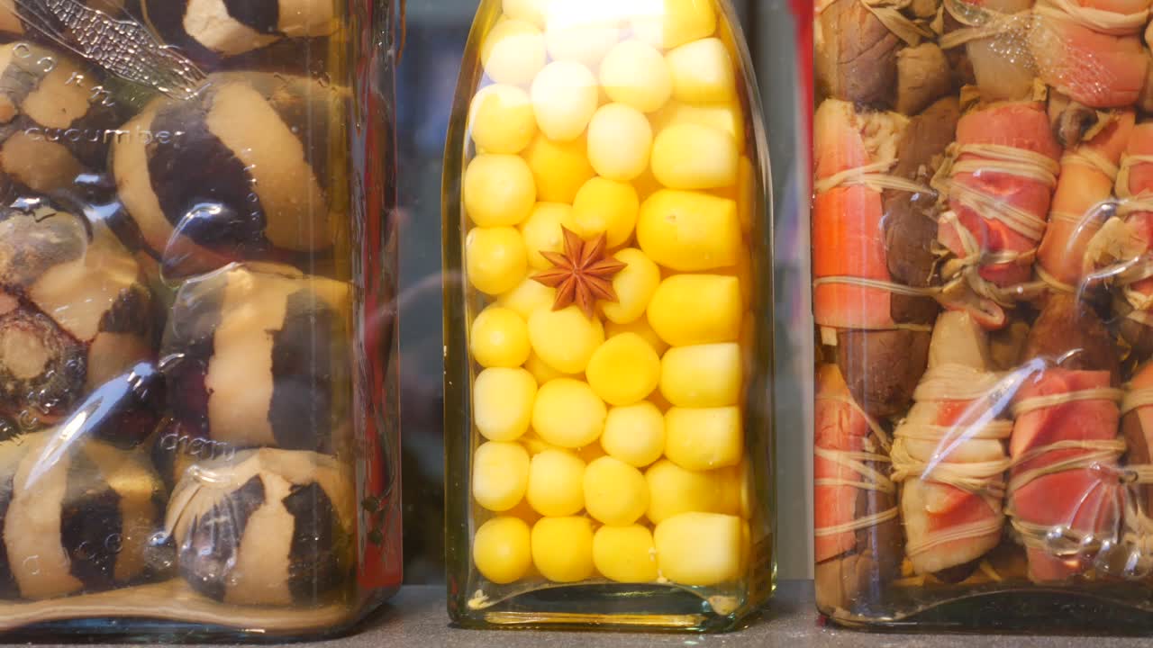 유리 항아리에 보존 된 음식