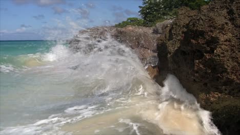 Olas-Del-Océano-Caribeño-Chocando-Contra-Las-Rocas-Salpicando-La-Cámara