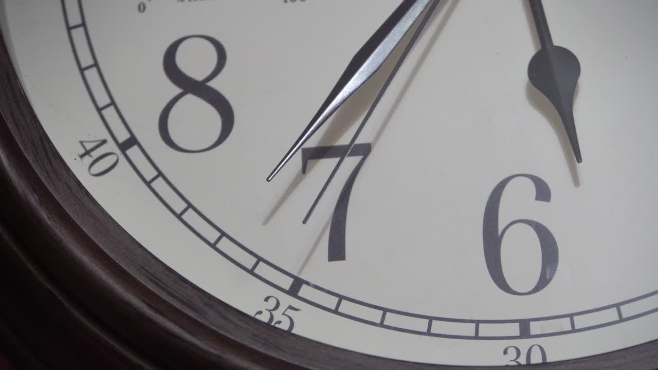 manos negras de un reloj de época