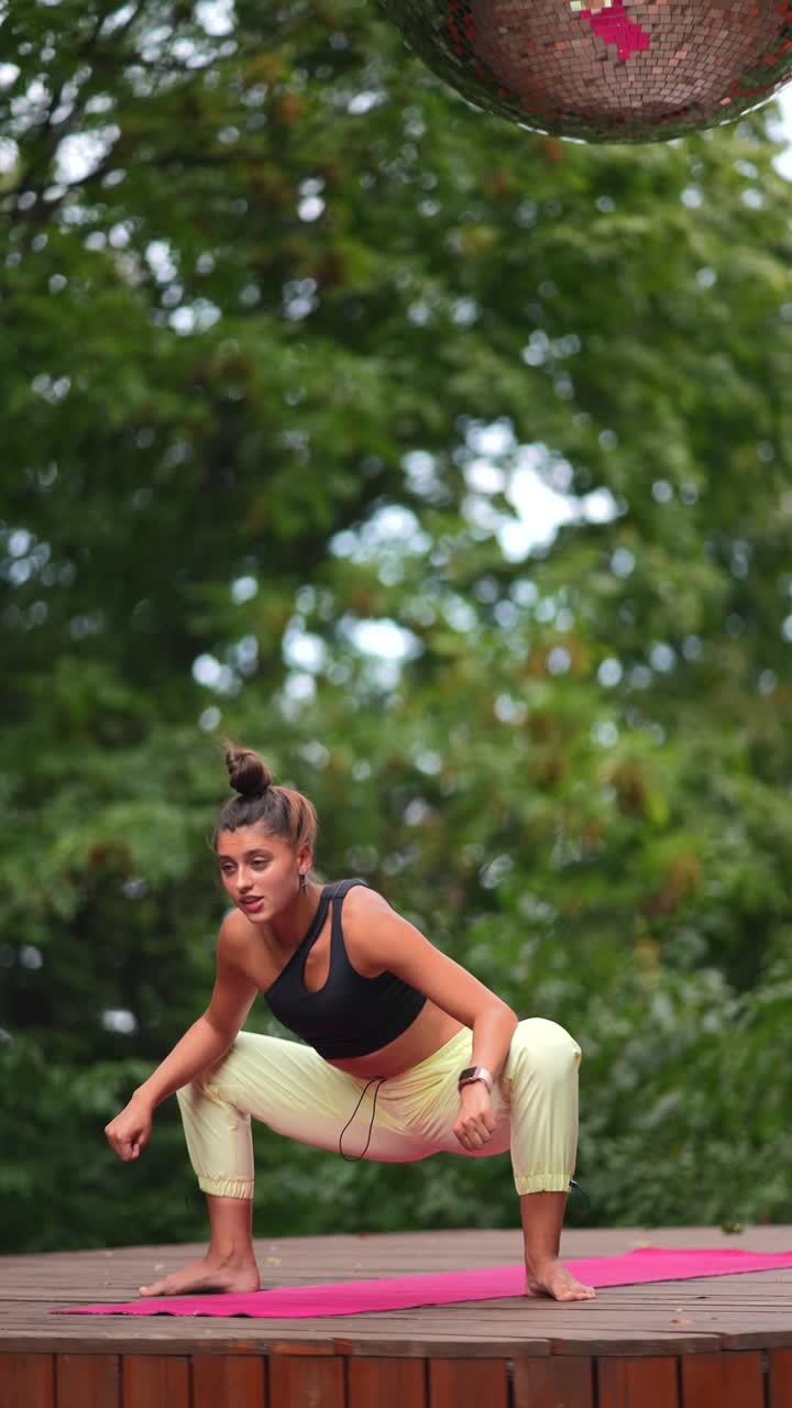 mujer practicando yoga al aire libre