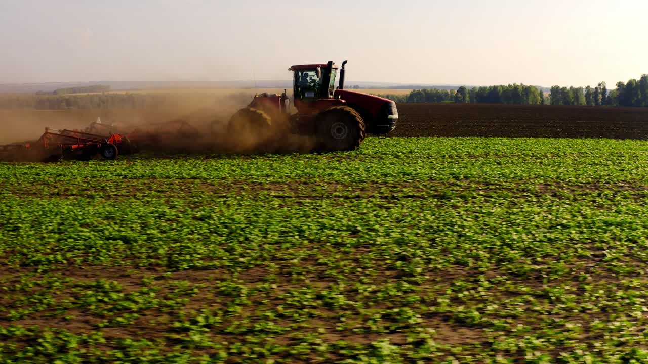 Tractor che lavora in un campo