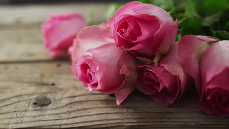 ramo de rosas rosas en fondo de madera en el día de san valentín