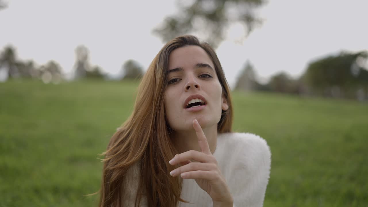 молодая женщина в парке