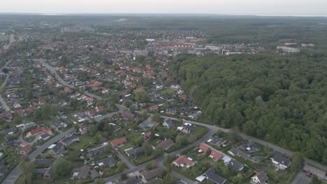 Imágenes-De-Drones-De-Una-Pequeña-Ciudad-Suburbana-Danesa-Ubicada-En-Un-Bosque-Protegido-De-La-Ue