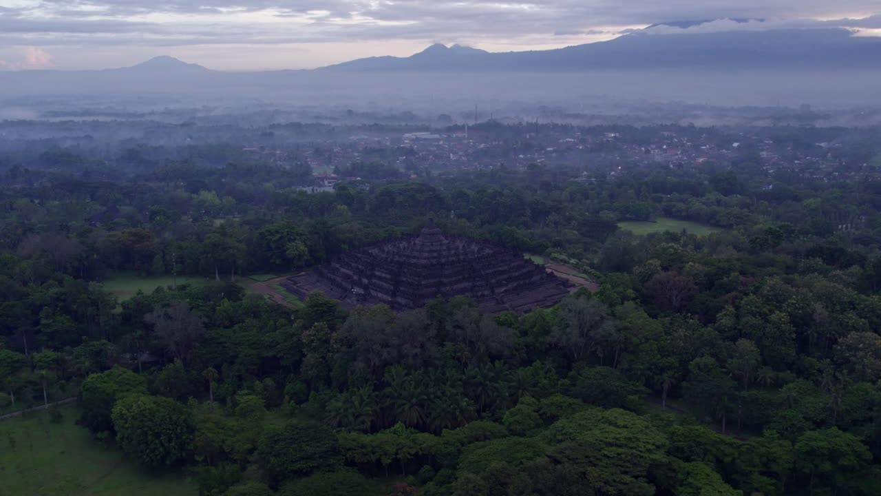 L'aura spirituale di Borobudur all'alba