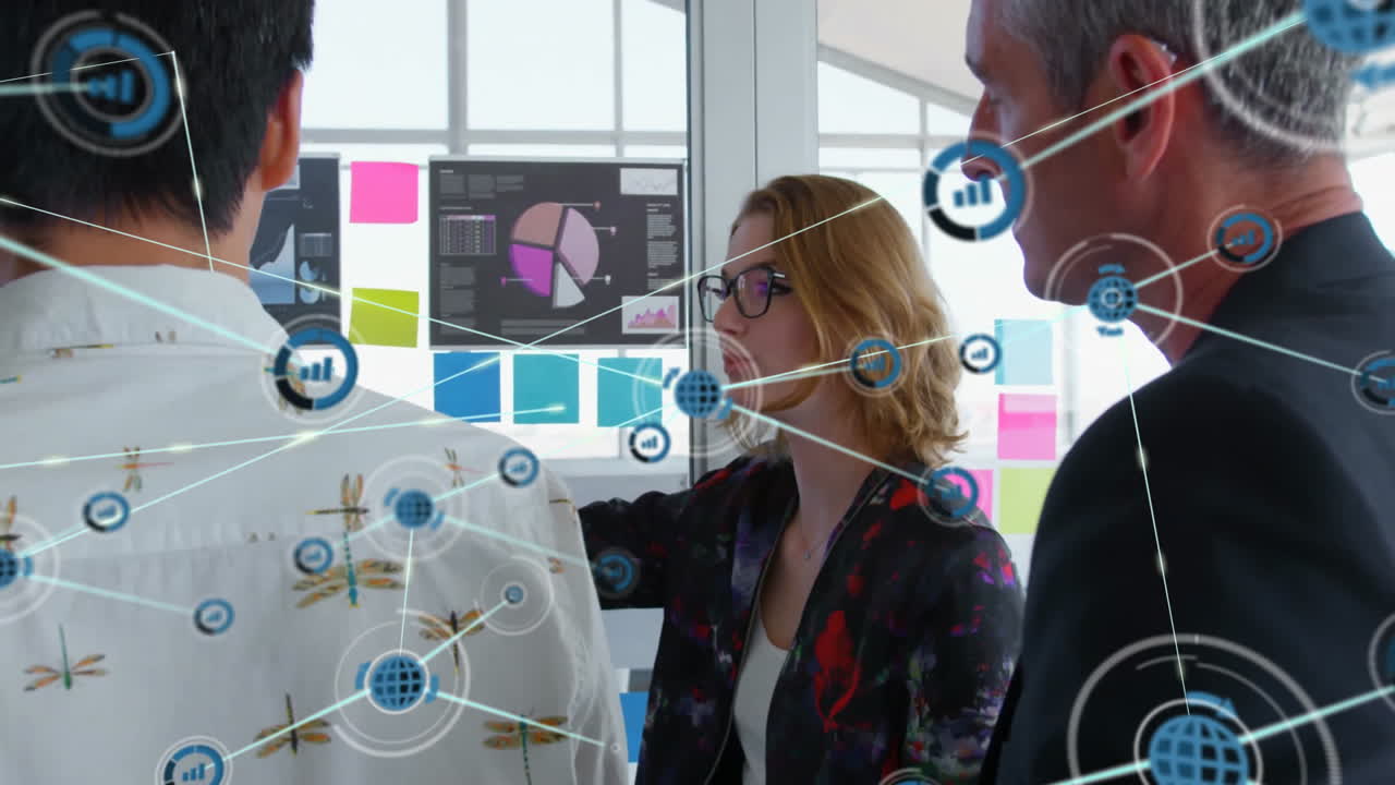 animación de la red de conexiones con iconos sobre diversas personas de negocios hablando en la oficina