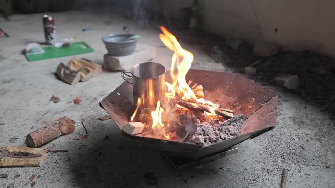 fuego de campamento en una fogata de metal con una copa