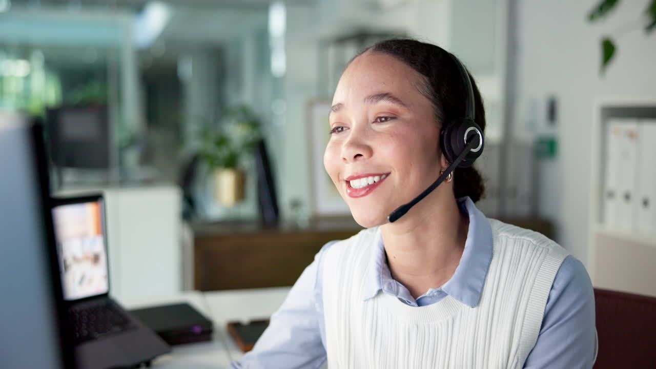 Kundeservicerepresentant med headset på jobb