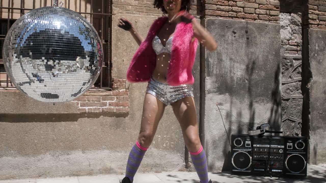 mujer de patinaje sobre ruedas baila y patina afuera en un entorno urbano