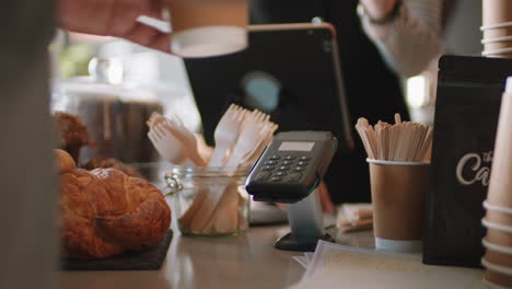 cliente haciendo un pago sin contacto usando un teléfono inteligente transferencia de dinero móvil hombre comprando café en una cafetería disfrutando del servicio en un restaurante