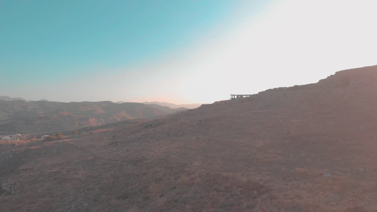 Drone che vola sopra una montagna in Grecia
