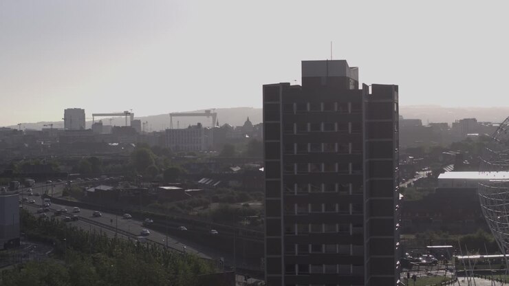 Sorvolo aereo di Belfast e della scultura Rise vicino a Falls Road e all'autostrada Westlink.
