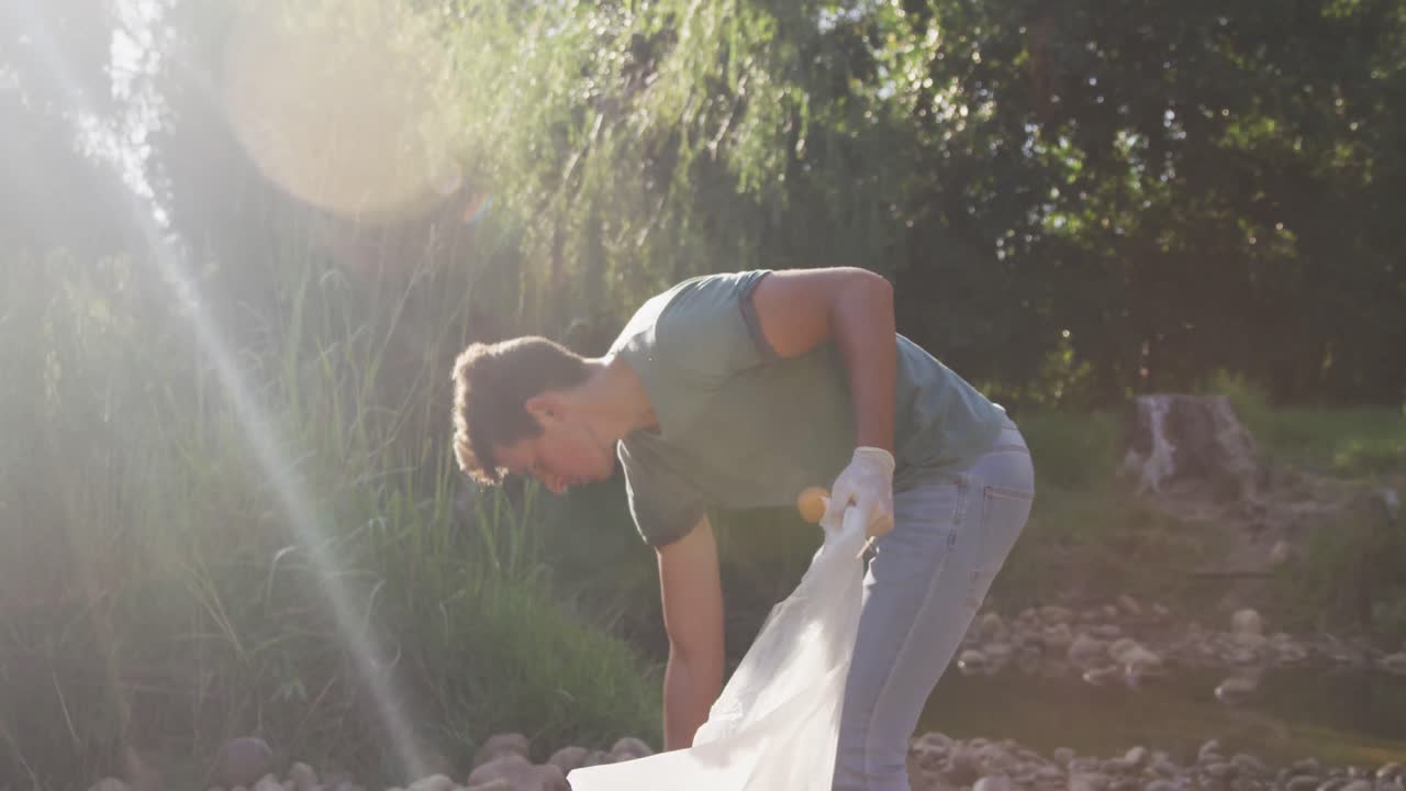 강 청소 일 을 하는 동안 자원 봉사 하는 백인 남자