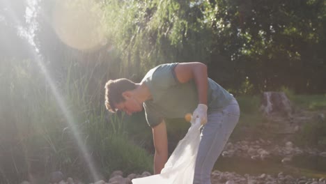 hombre caucásico voluntario durante el día de limpieza del río