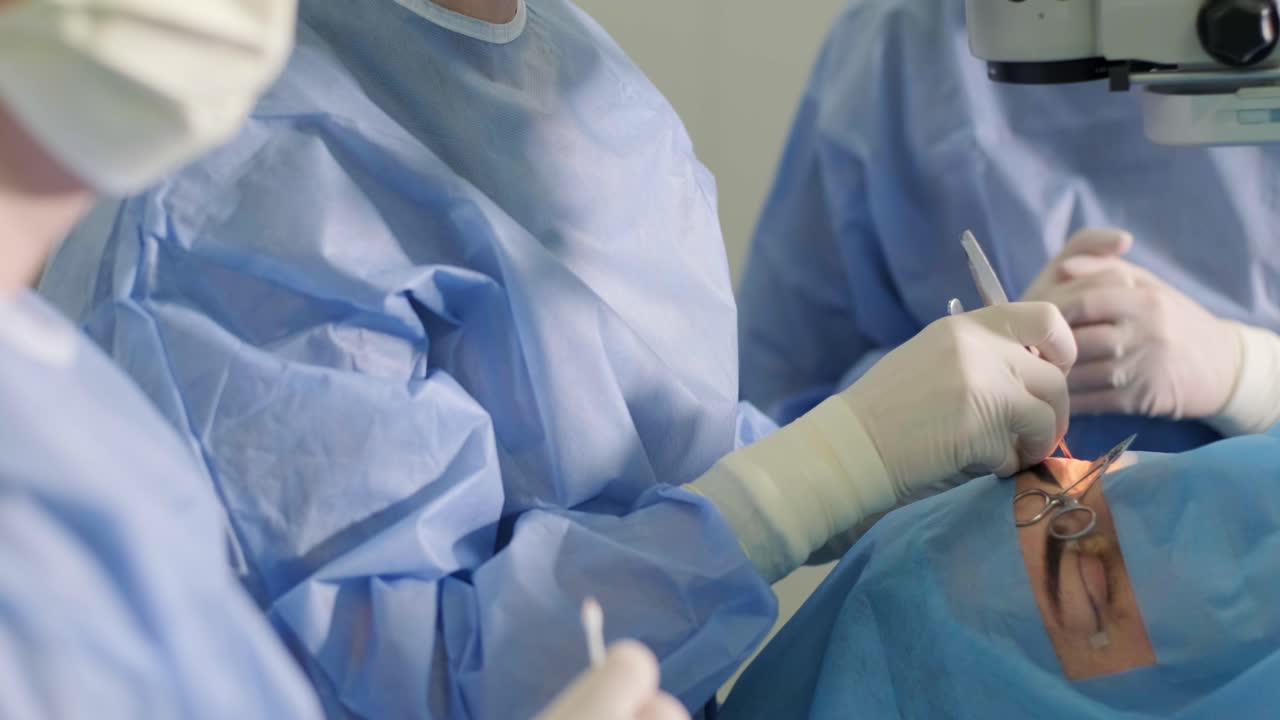 blefaroplastia cirugía plástica operación de rejuvenecimiento, modificación de la región del ojo