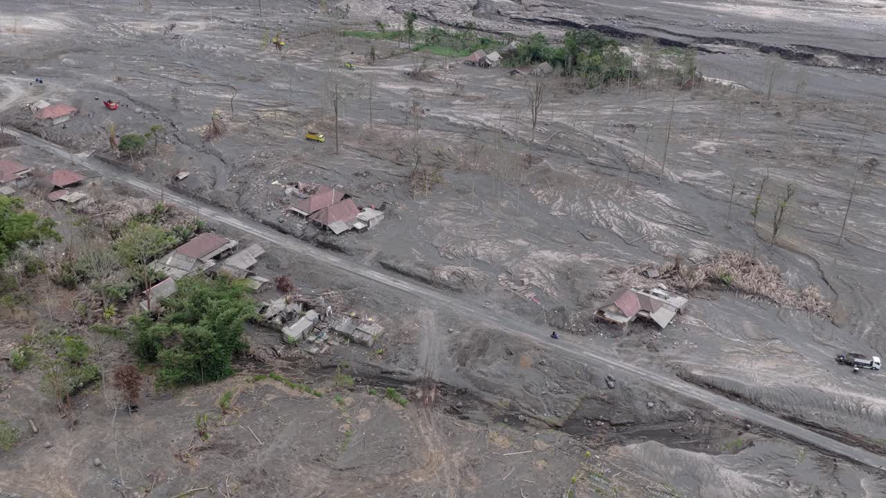 Eruzione del vulcano Semeru che lascia una scia di distruzione