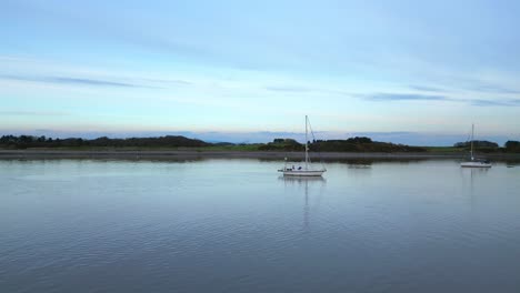 Yachten-Auf-Ruhigem-Fluss-In-Der-Abenddämmerung-An-Der-Mündung-Des-Flusses-Wyre-Fleetwood-Lancashire-Großbritannien