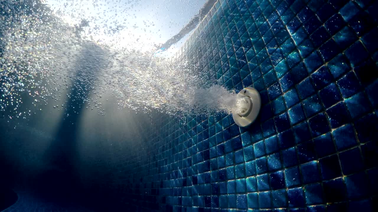 푸른 수영 스파 수영장에서 물 거품, 수영장에서 은 파란 물에서 공기 거품 제트 (수중 촬영), 배경에 좋습니다.