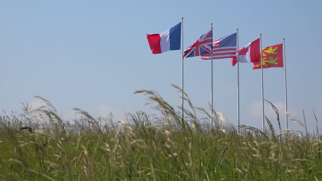 флаги франции великобритании сша канады и нормандии развеваются над местом высадки в день второй мировой войны