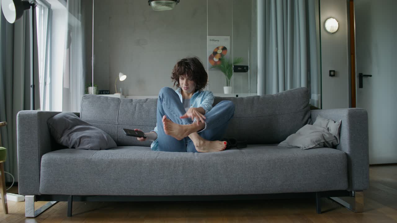 여자는 소파에 편안한