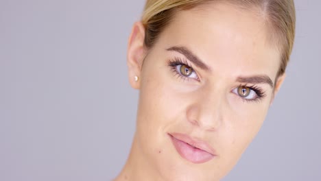 un primer plano de la belleza natural y sexy de la chica