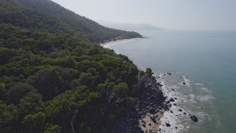 Luftaufnahme-Des-Grenzstrandes-Mit-Ruhiger-Meereslandschaft-Und-üppiger-Tropischer-Vegetation-Im-äußersten-Norden-Von-Queensland,-Australien---Drohnenaufnahme