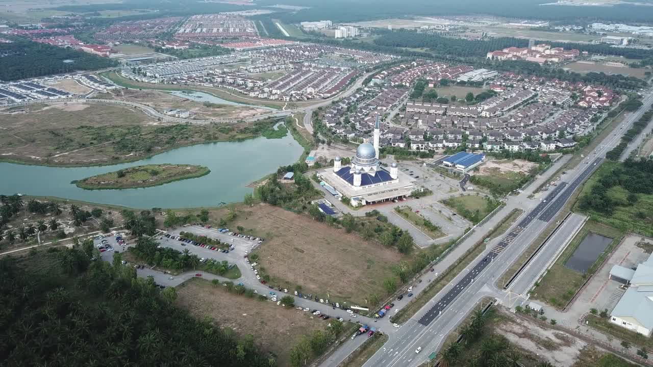 호수 근처의 압둘라 라힘 모스크.