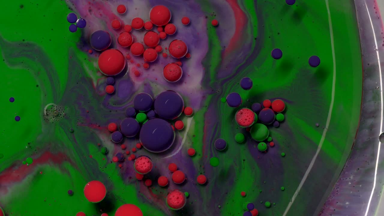 burbujas abstractas de colores. colores macro que se extienden y fluyen en la superficie. fondo de textura de movimiento caótico. vista superior