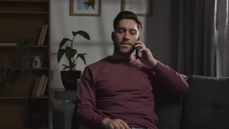 hombre decepcionado en casa recibiendo una llamada telefónica diciéndole que no ha tenido éxito en la entrevista de trabajo 5