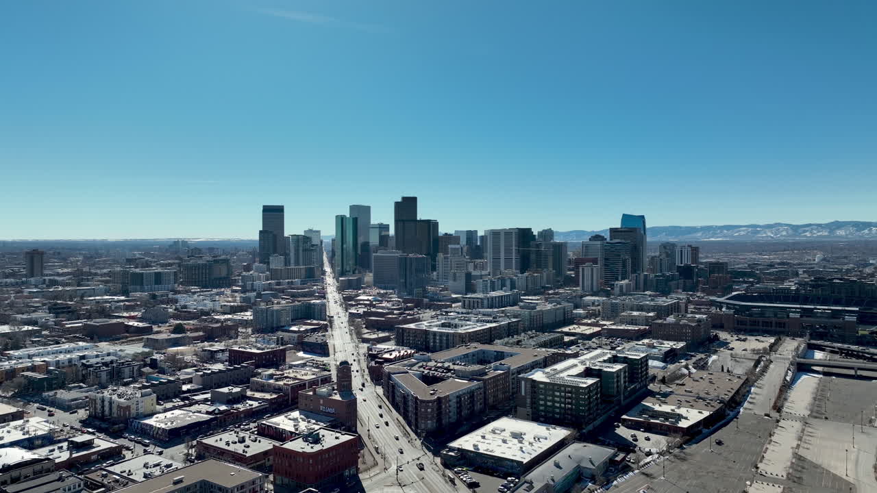 Splendida giornata invernale di sole sulla città di Denver, Colorado - vista aerea dello skyline con carrellata
