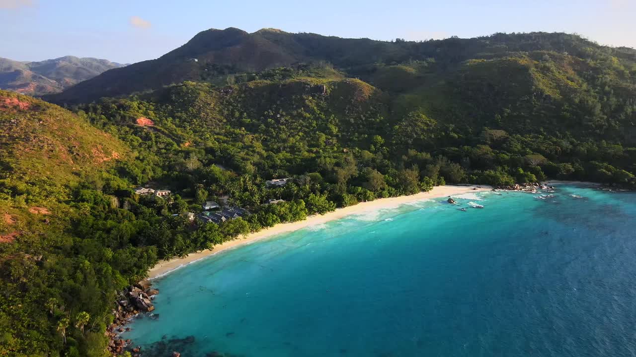 paisajes en las seychelles filmados con un dron desde arriba que muestran el océano, las rocas, las palmeras