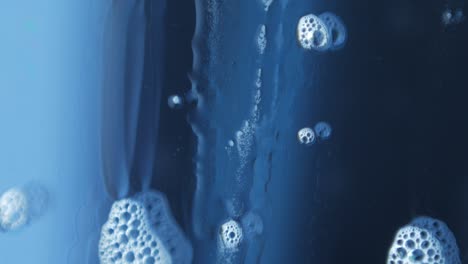 fotografía macro de burbujas de jabón la limpieza de ventanas la química fluye por el vidrio reflejando hermosamente
