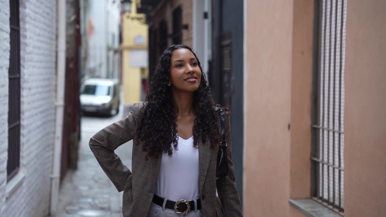 Una donna è attivamente impegnata in una vivace conversazione con il suo smartphone all'aperto.