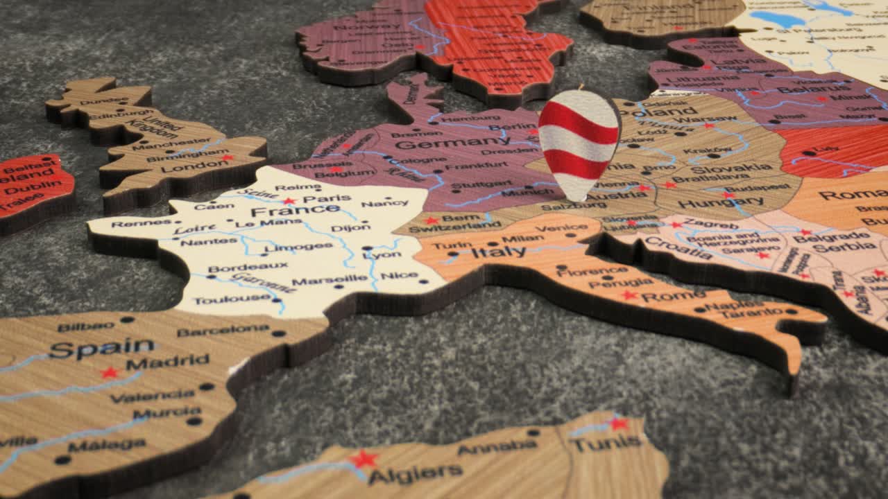 오스트리아 - 세계 지도에 초록색 푸시핀으로 여행 개념. 지도에 있는 위치 지점은 오스트리아의 수도 비엔나를 가리킨다.